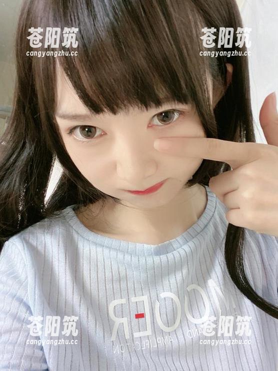 51酱与黑红泳装：一场写真作品中的色彩与光影的较量