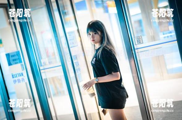 最新写真！Akisoso秋楚楚把绿色玩出了新花样，忍不住想跟她一起溜达