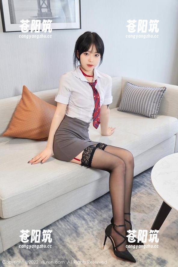Xiuren秀人网 - 礼服之王伊小七MoMo：把壁纸用在你家墙上的秘技！