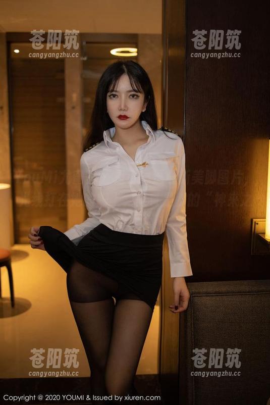 YouMi尤蜜荟 - 是小逗逗最新美脚图片，光线打在她的脚上，简直是脚的“神来之笔”！