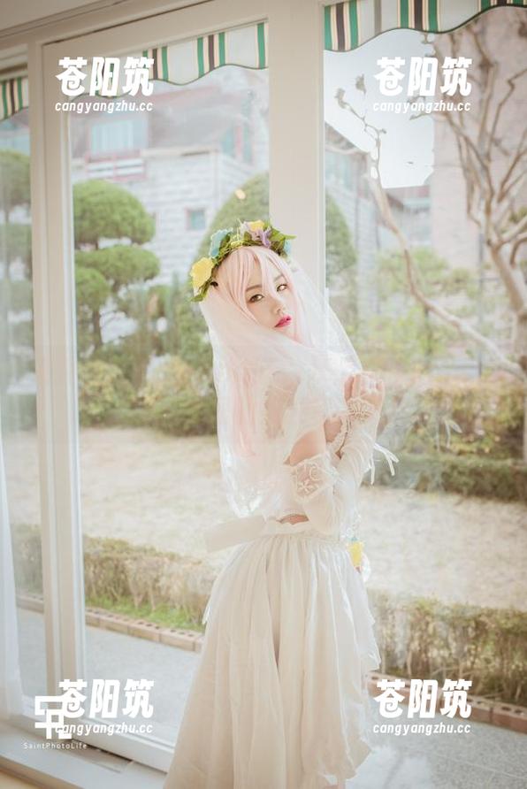堆叠与打破：Yuna(윤아)SAINTPhotolife图库里的疯狂积木实验