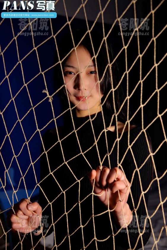pans - 安妮的天台写真作品，光影间的戏谑与挑战