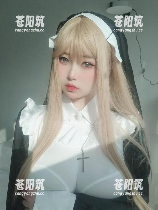 女主K穿着纯白上衣，写真中流露的是幽默，还是心动？！