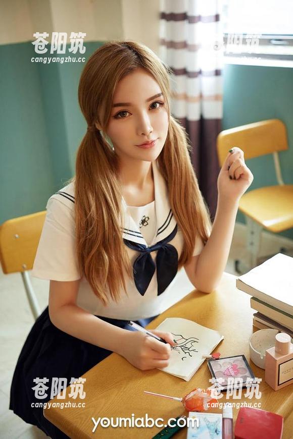 尤蜜荟 - 抖娘利世的制服变奏曲：美图合集，时尚与调皮的完美结合！