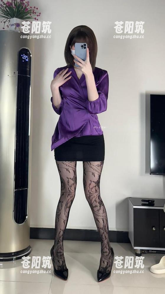 微密圈 - 黑丝黑靴在线资源大放送，看白龙猫女如何玩转时尚！