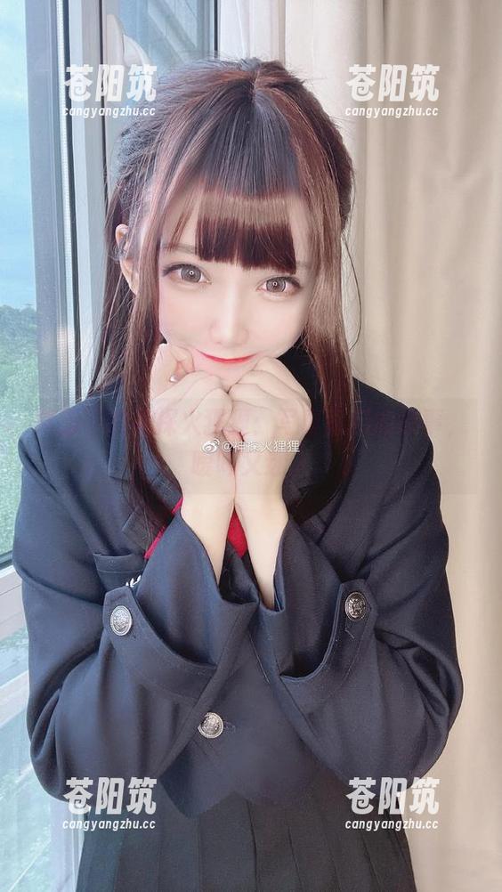 制服下的神探火狸狸：写真背后的故事，暧昧又迷人
