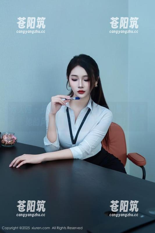 秀人网 - 探索伊诺的丝袜资源图集，看看她的风情万种——不只是性感！