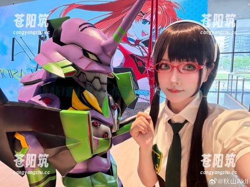 当秋山AkI遇上双人：作品中的隐秘瞬间和微妙气息