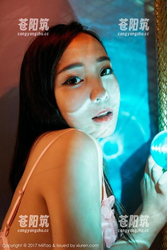 蜜桃社 - 冰露的浴室私拍：温暖水流中的欢乐浪潮！