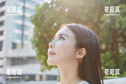 蜜桃社 - 小魔女lily的夏天：高清套图中那些光影的游戏