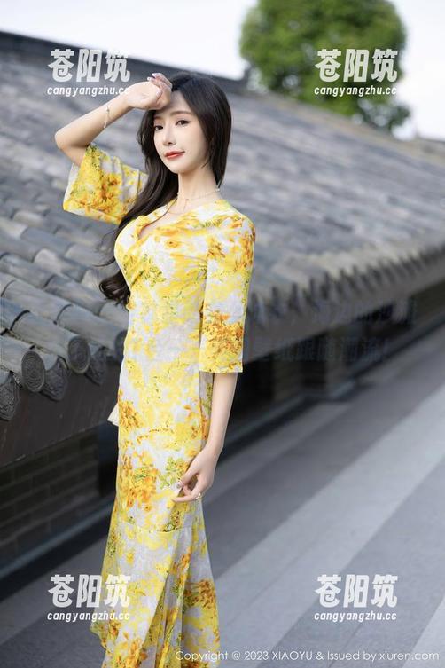 语画界 - 当林星阑穿上泳衣，海边的沙滩成了她的T台——美图壁纸跟随潮流！
