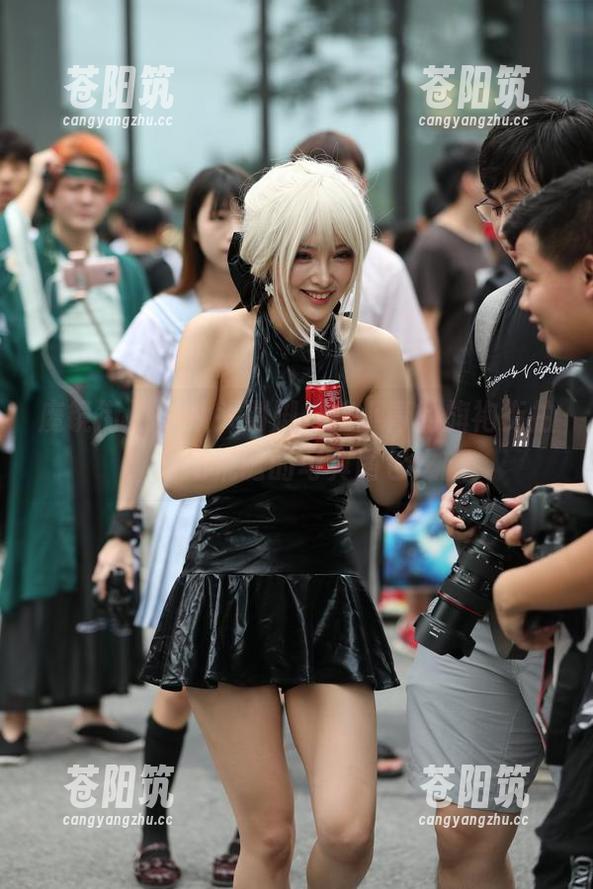 魔镜街拍 - 从头到脚，艾小青的旗袍街拍：一场荒诞的写真图包之旅