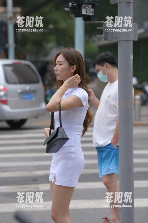 魔镜街拍又来一波：户外肉丝美腿激情打羽毛球，别忘了查看图片更新！