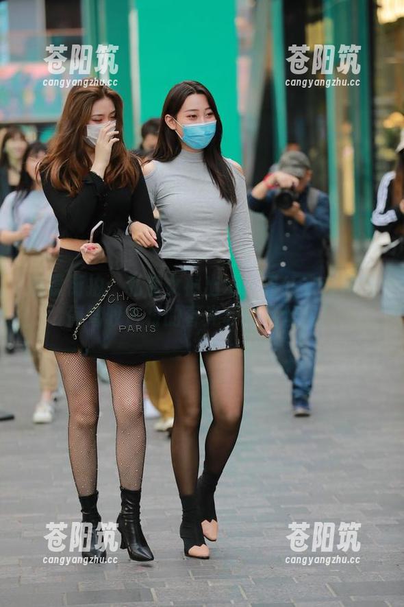 魔镜街拍：私房女神出没！看红衣白裙如何驾驭古村的春光和极品丝足！