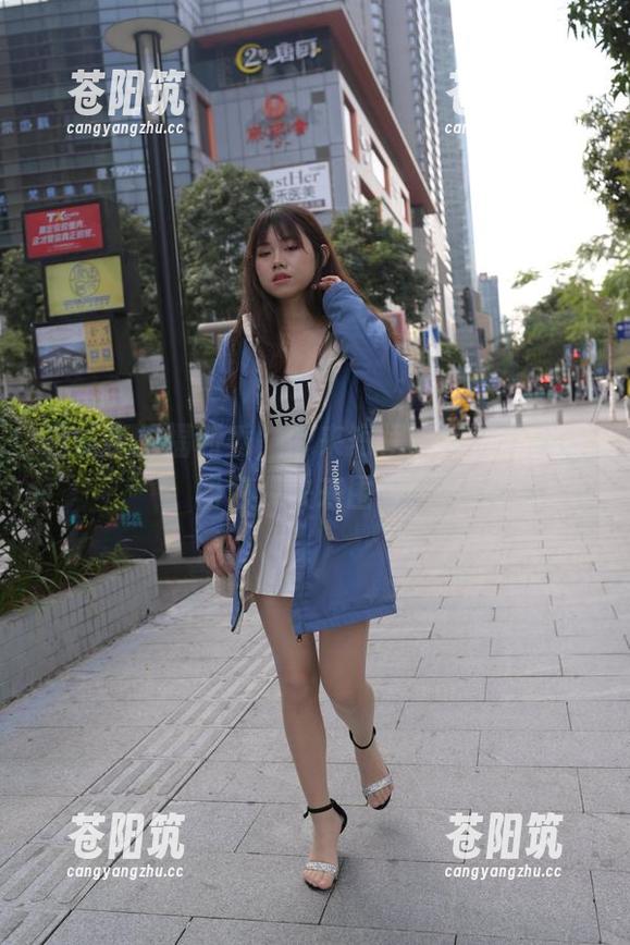 魔镜街拍福利秀，带来短裙肉丝黑高跟鞋图包，快来围观！
