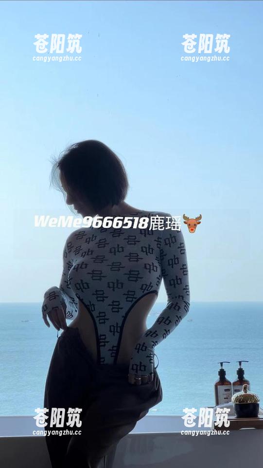 微密圈 - 一眼看鹿瑶的空姐写真，原来空姐的世界竟然是这样的光影变幻！